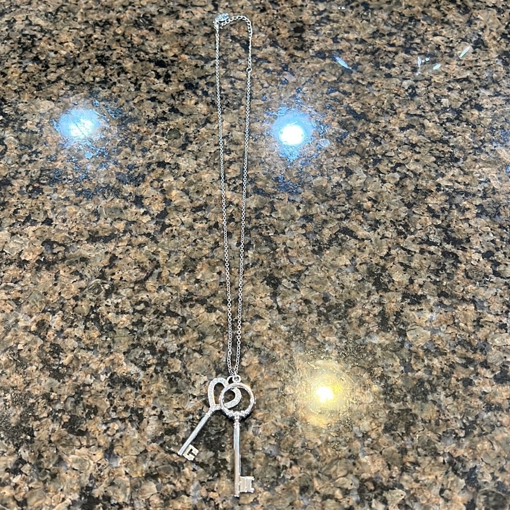 Maximum length of 20 inches, Keys Necklace in excellent condition